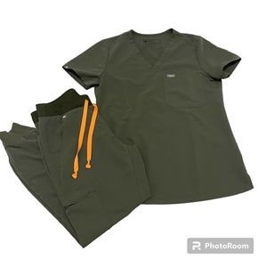 FIGS Scrubs Set in Moss XS Top | XSP Joggers